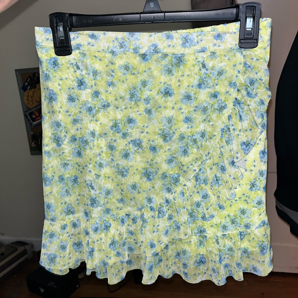 SO brand skirt size small green floral
